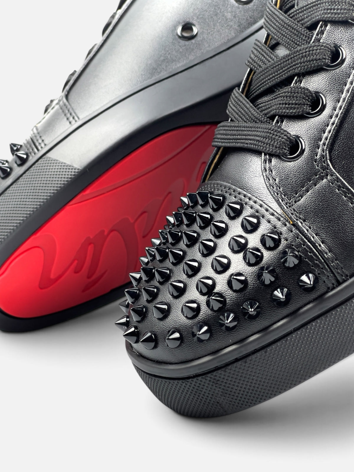 Черна кожа на Louboutin