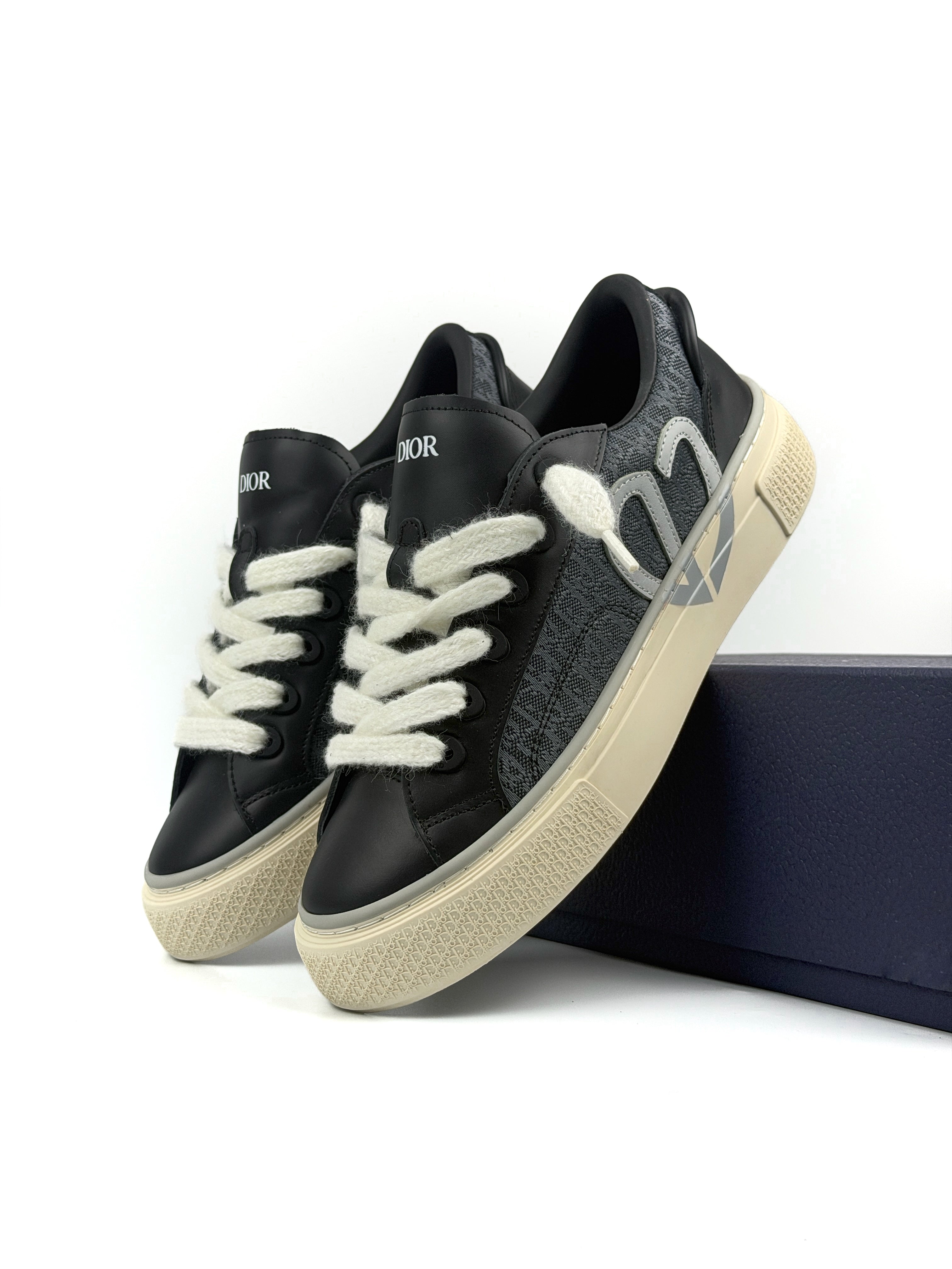Dior B33