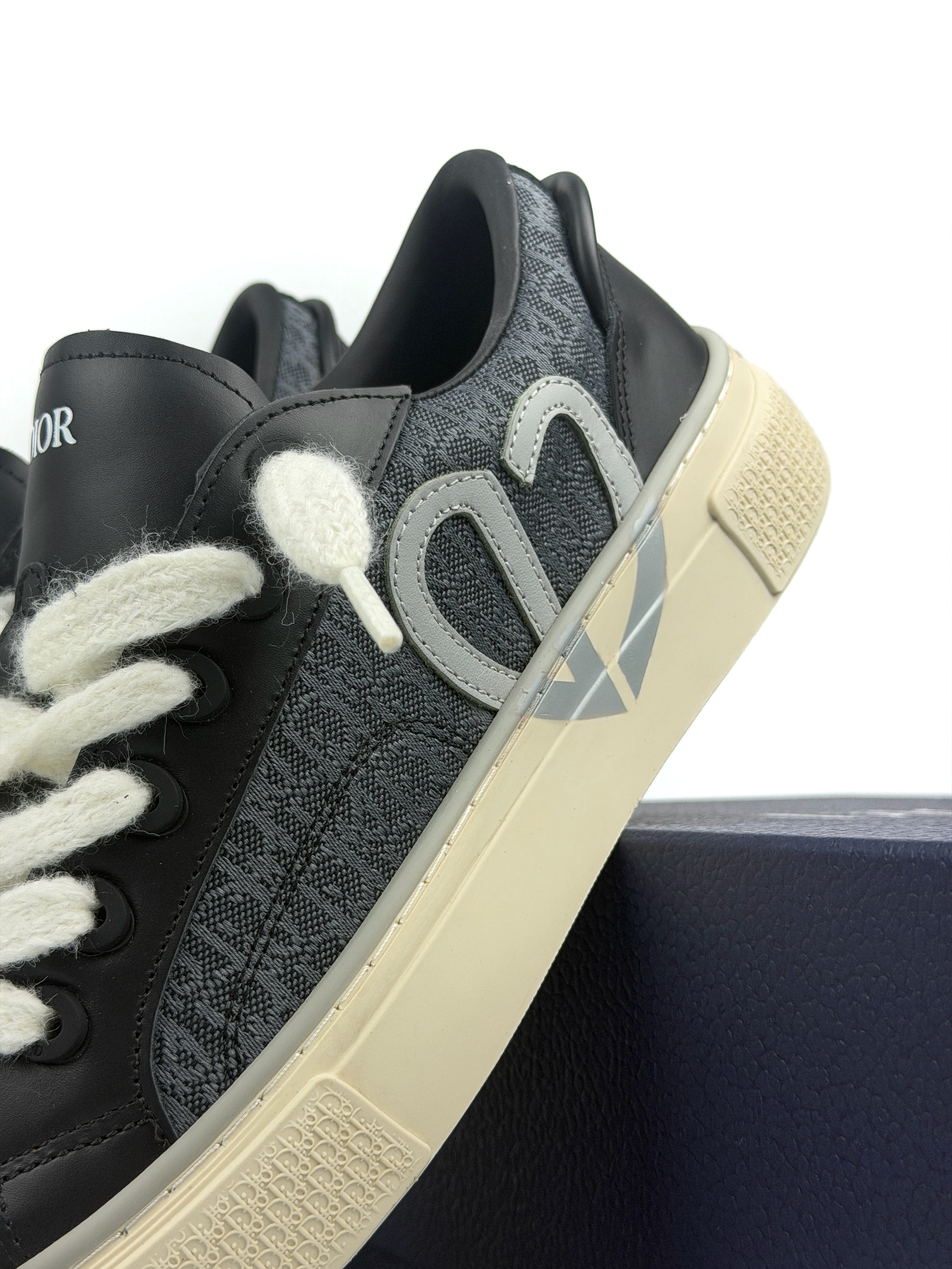 Dior B33