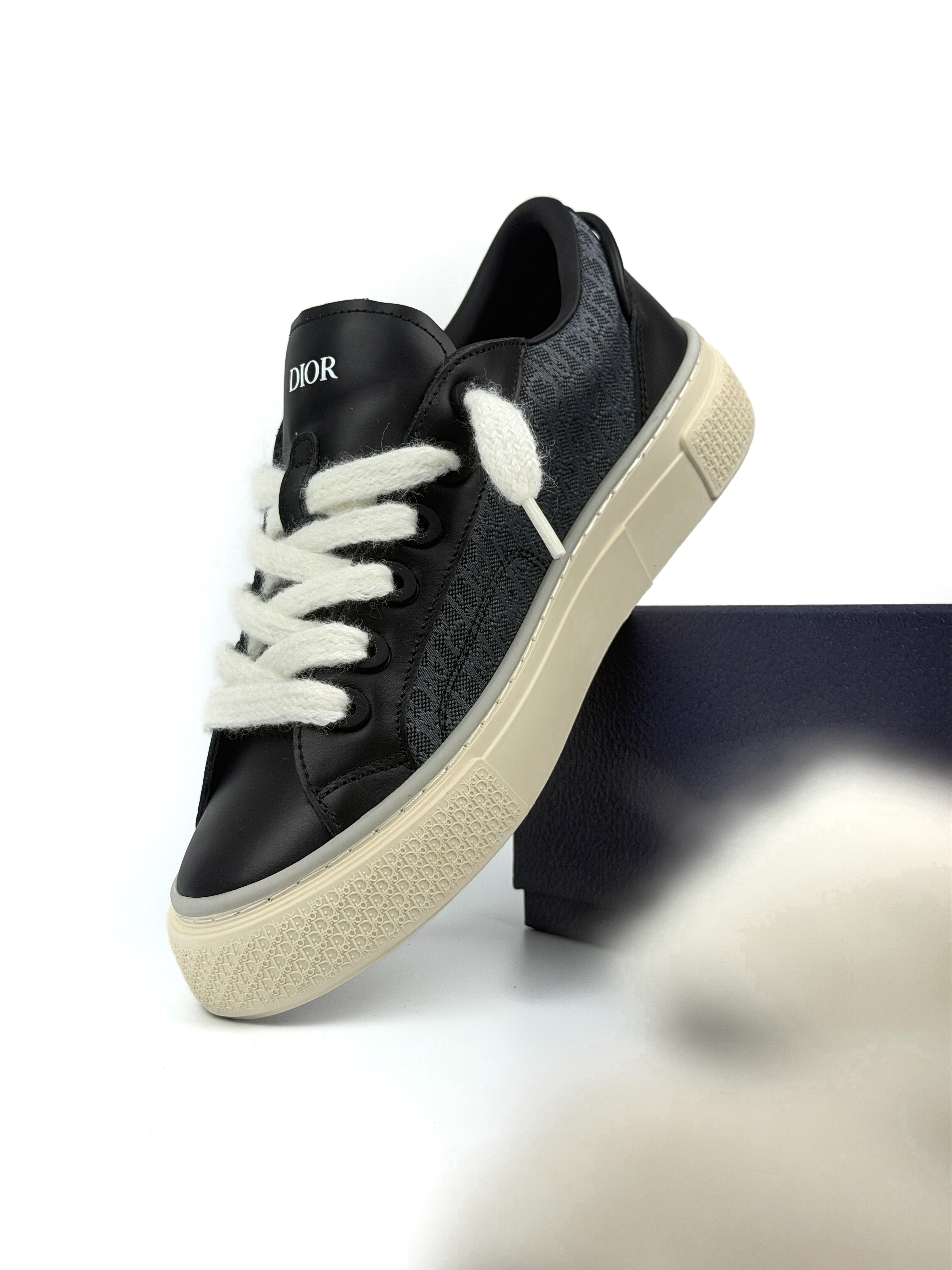 Dior B33