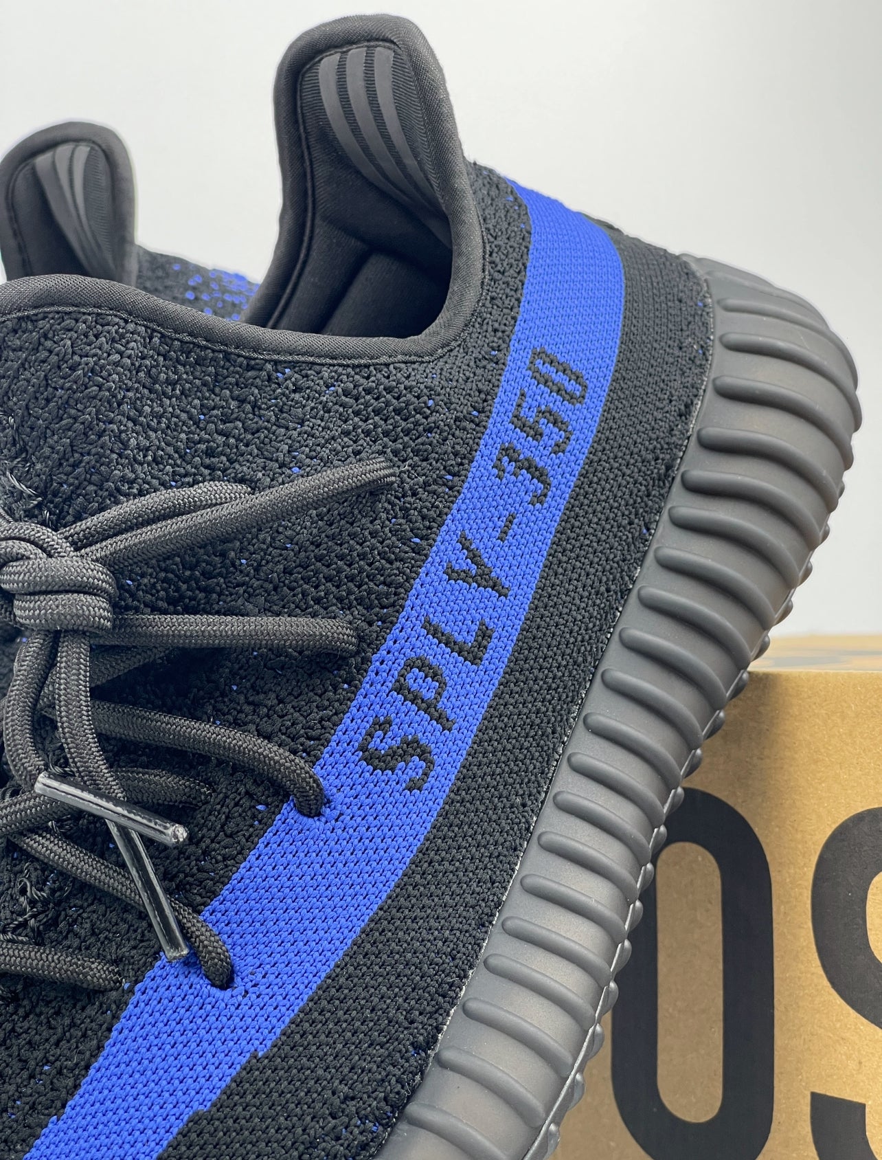 YEEZY 350 V2 DAZZLING BLUE DRIPLOCKER.BG