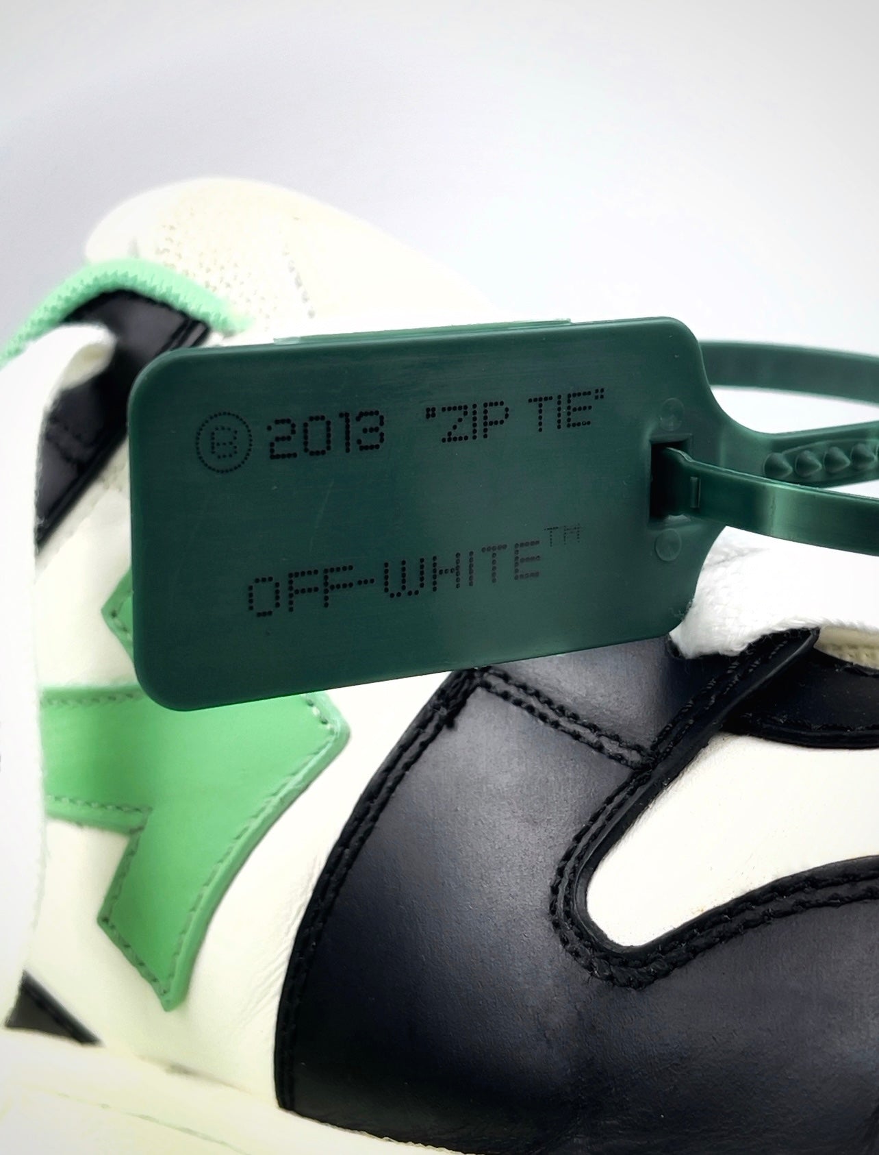 OFF-WHITE OUT OF OFFICE DRIPLOCKER.BG